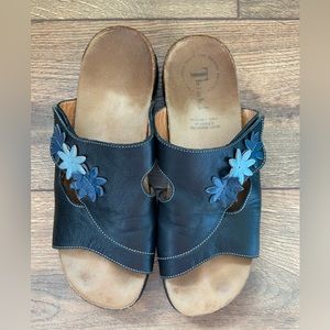 Think! Mizzi Sandal in Black Leather with Blue Flower Details